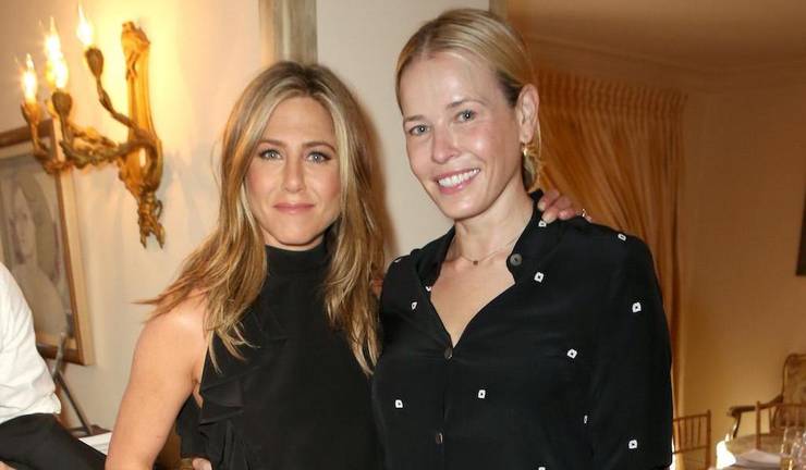 jennifer-aniston-and-chelsea-handler.jpg (740×432)